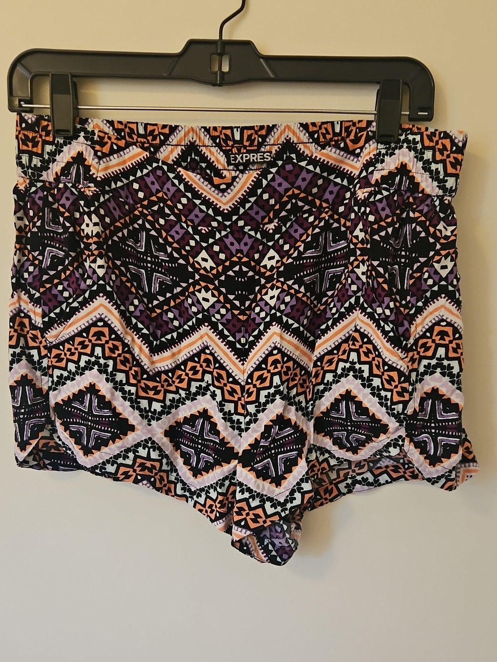 Express Elastic-Waist Geometric Print Shorts in Black, Purple & Peach